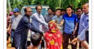 জৈন্তাপুরে মেট্রোপলিটন চেম্বারের উদ্যোগে রান্না করা খাবার বিতরণ
