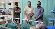 অসুস্থ রায়হানের পিতার শয্যাপাশে এডভোকেট এমরান চৌধুরী-